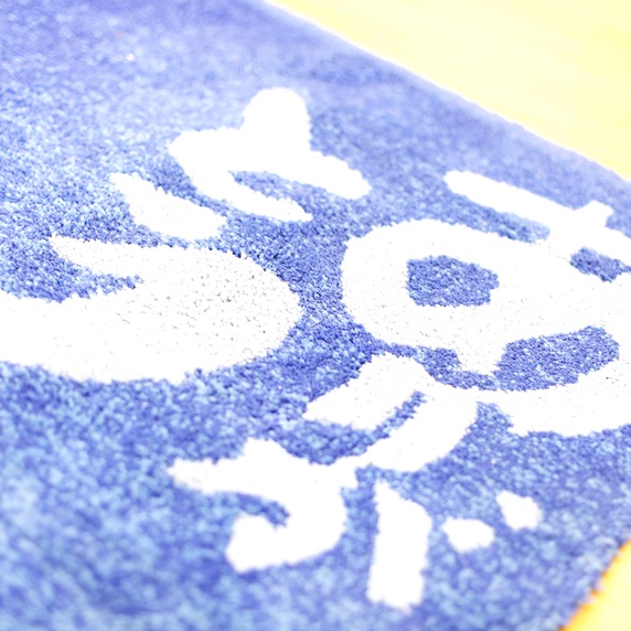 まきののロゴが入った青いタオル