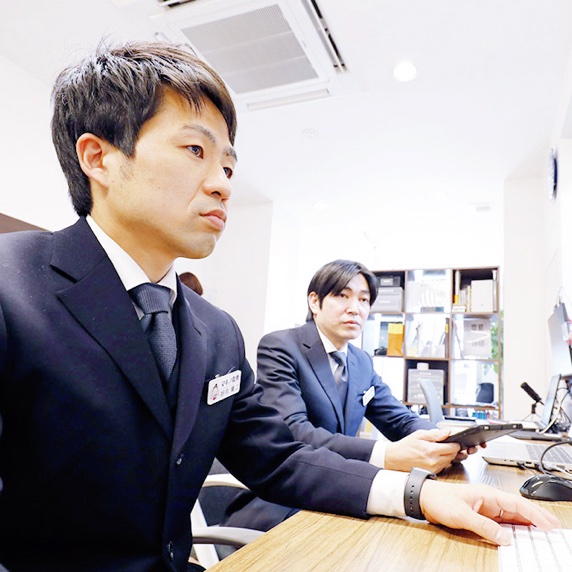 パソコンに向かって仕事をする社員