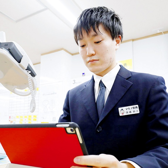 タブレットを操作する社員