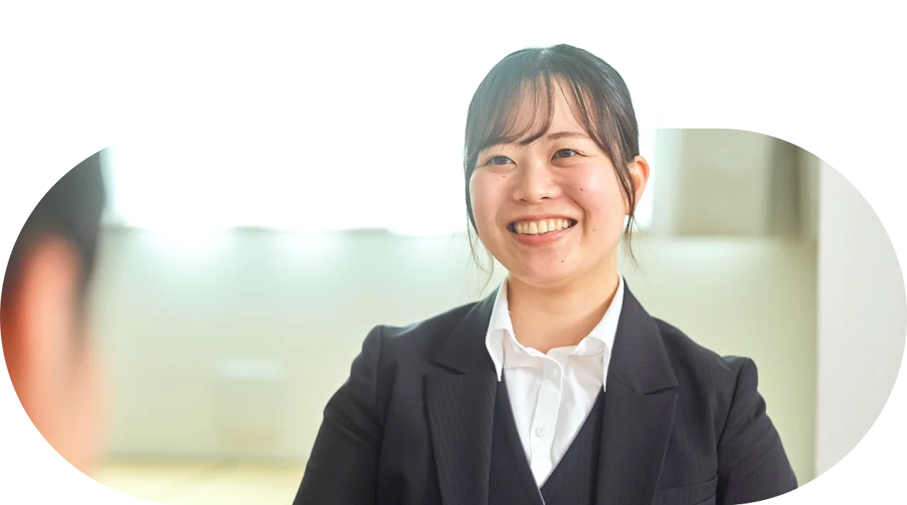 笑顔でお客様と話す社員