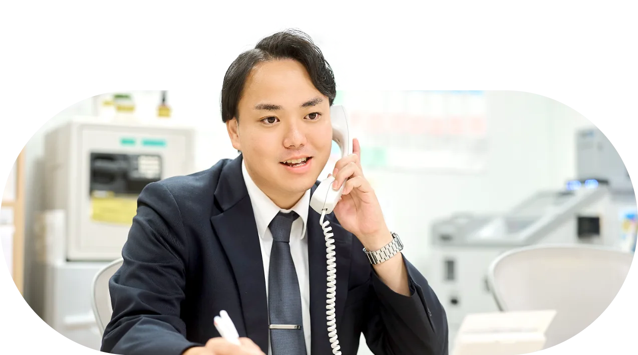 電話対応をする社員