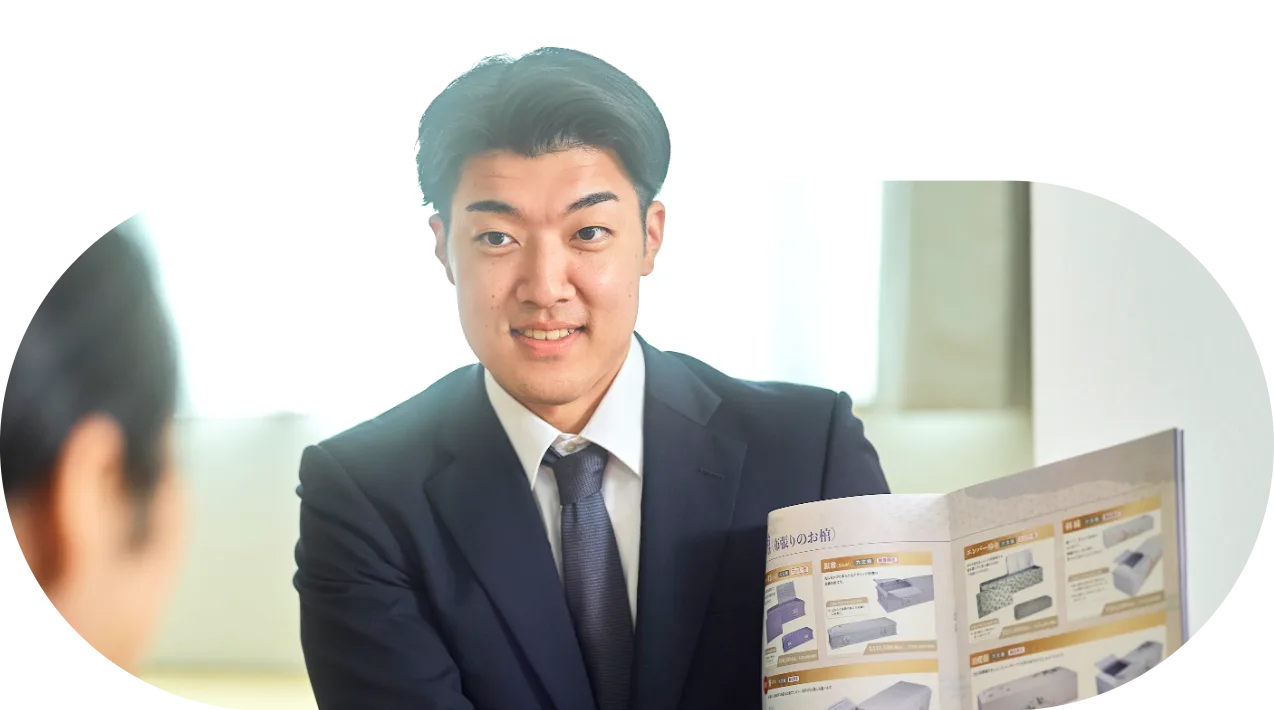 パンフレットを手にお客様へ説明する社員