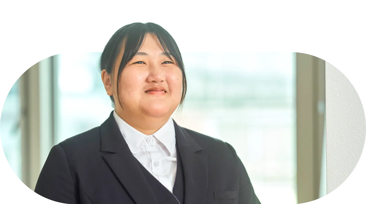 笑顔で話を聞く社員